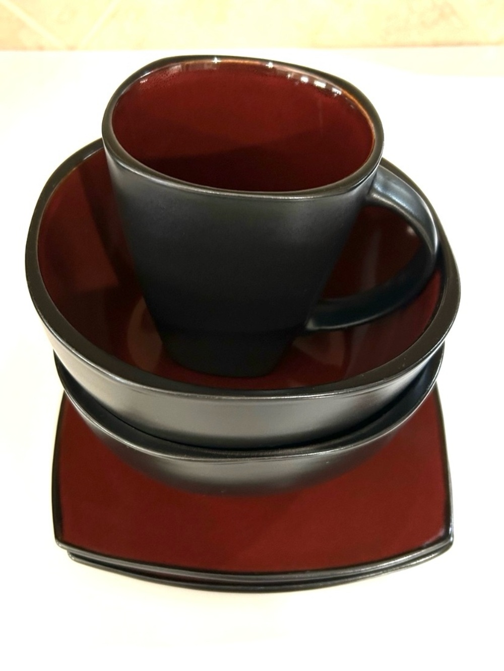 Gibson 5-piece Ceramic Dinnerware Set in Deep Red and Black